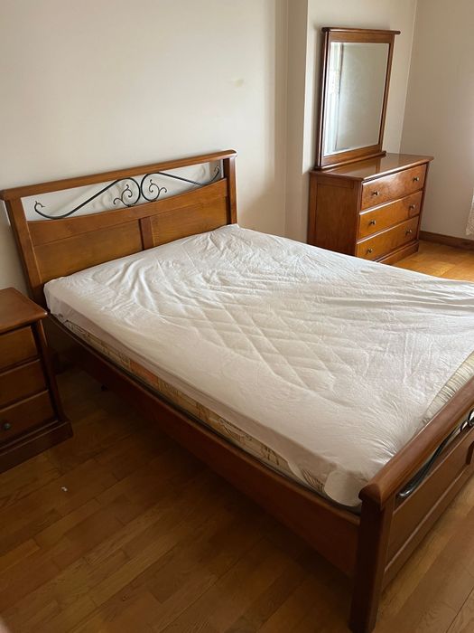 Cama, cómoda com espelho e cabeceira, tudo em madeira maciça