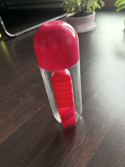 Butelka na wode z pojemniczkami na leki/suplementy