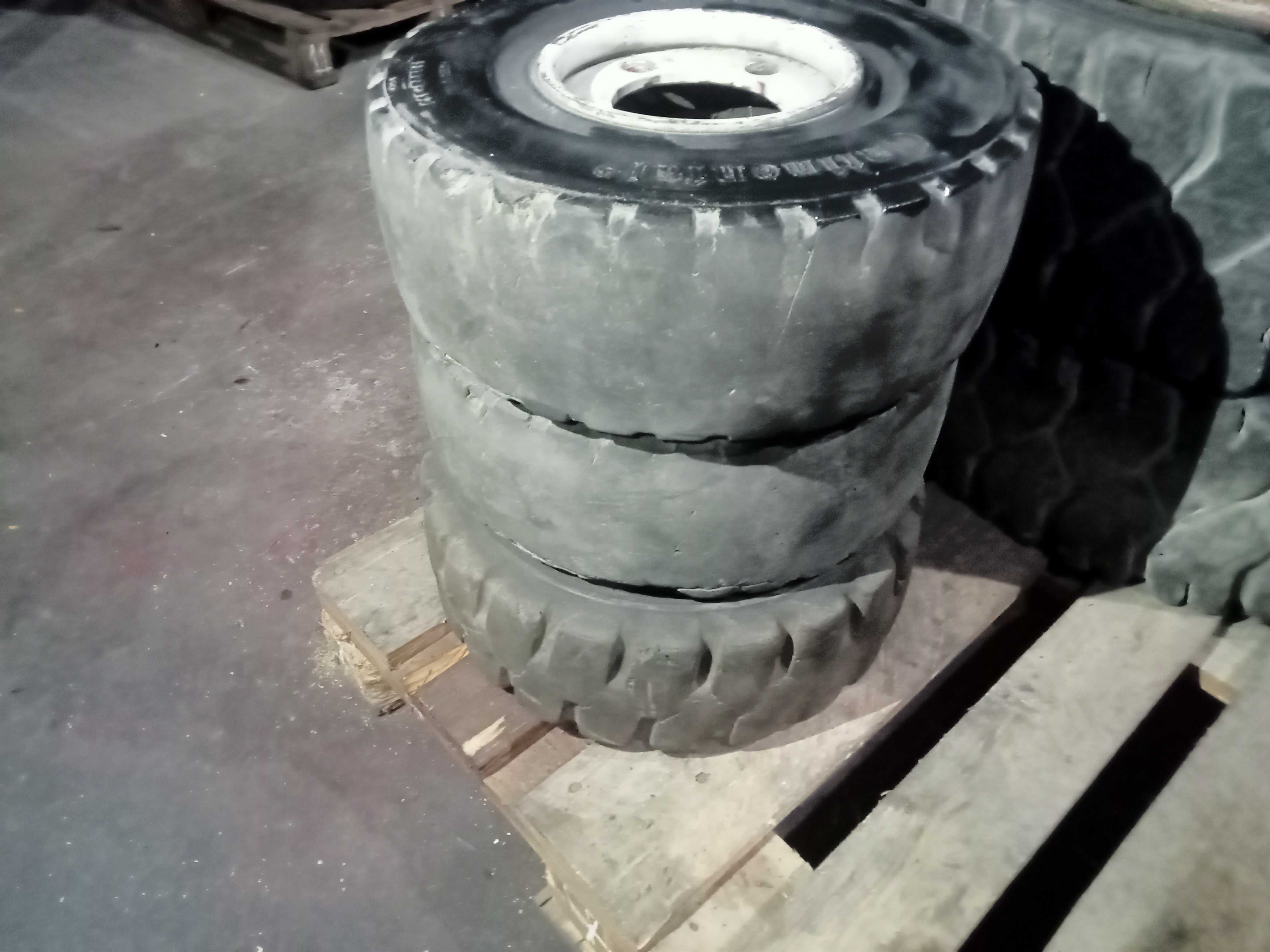 REFP10A 2 PNEUS MACIÇOS CONTINENTAL 18X7-8 SC10
