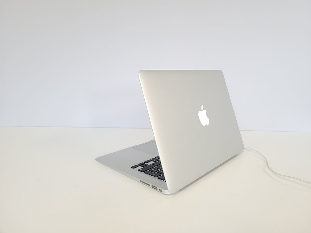 MacBook Air - i5, 8gb ram, SSD 120gb, Cienki, Podświetlana, Apple