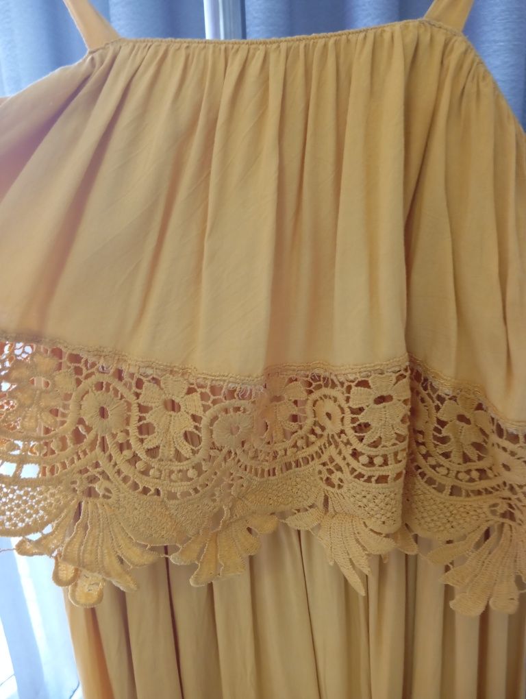 Vestido amarelo comprido com detalhe em renda