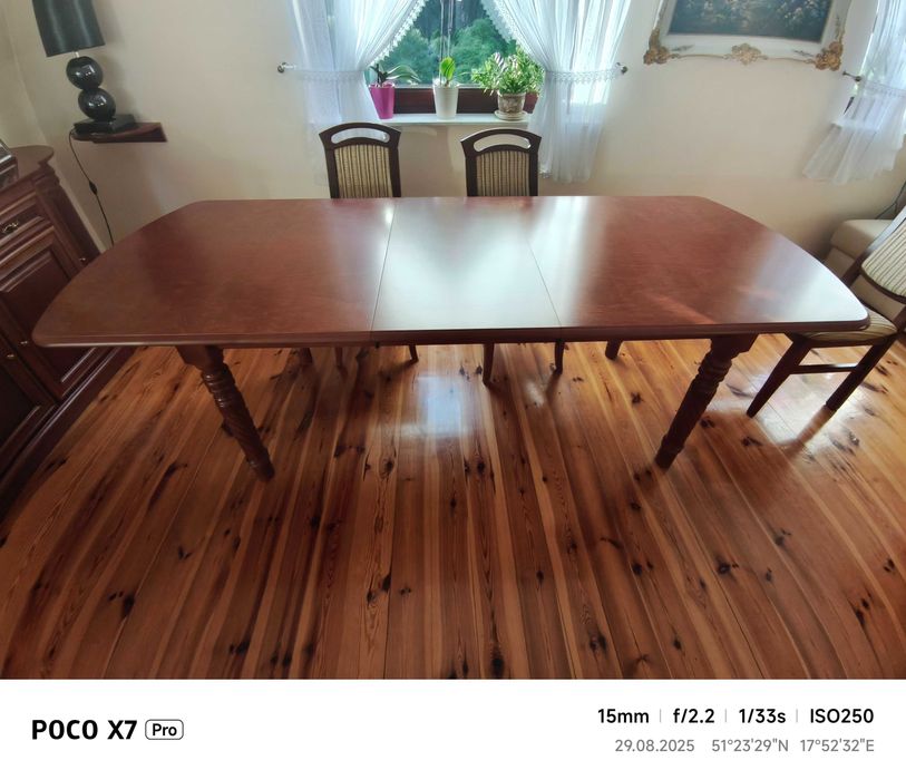 Stół rozkładany z krzesłami