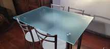 Mesa de cozinha de vidro e conjunto de quatro cadeiras