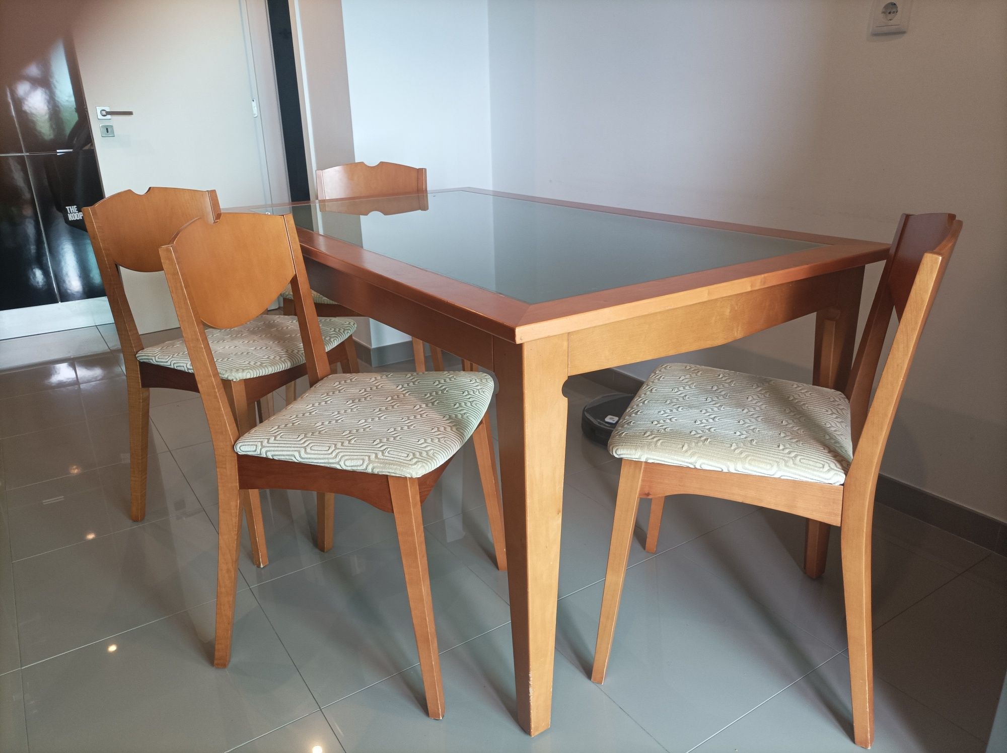 Mesa de jantar e 6 cadeiras