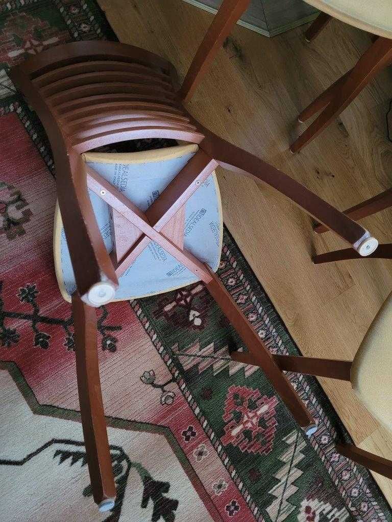 stół rozkładany z 4 krzesłami w dobrym stanie
