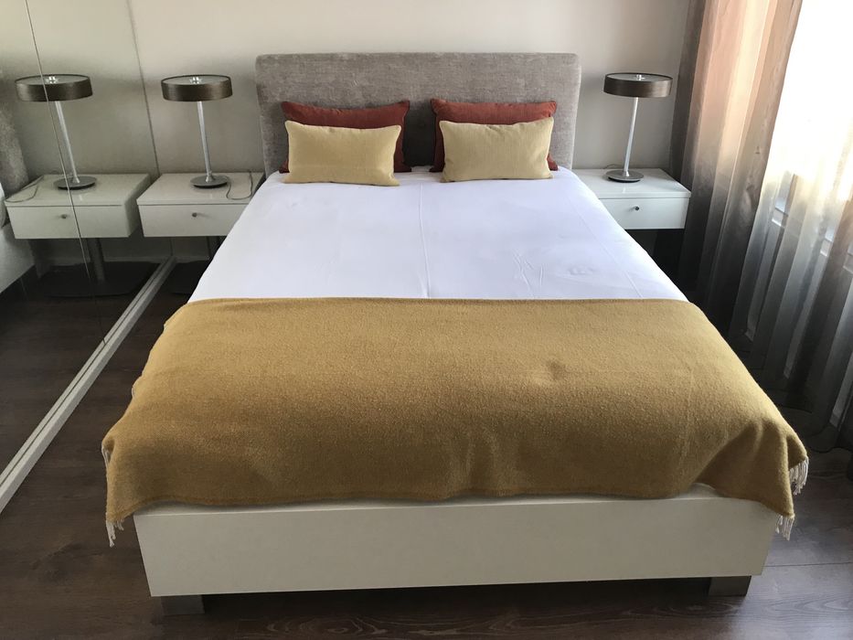Cama e mesas de cabeceira. Só posso libertar em Dezembro.