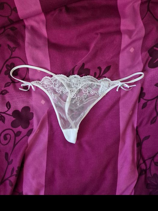 Białe koronkowe stringi sexy M/L