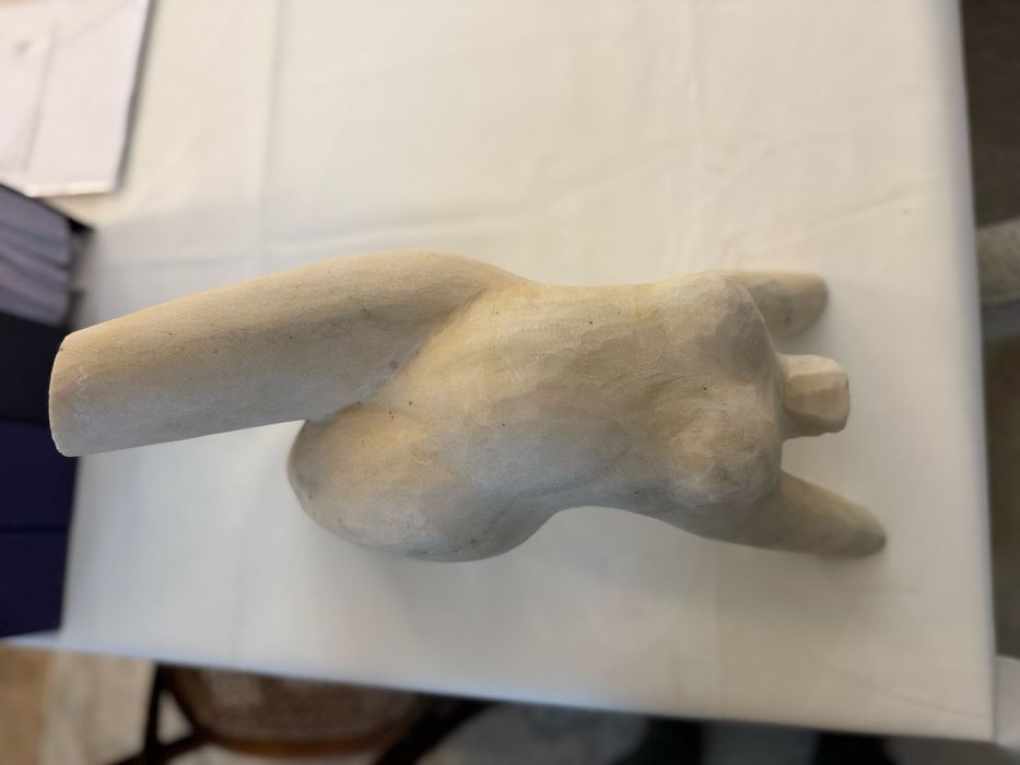 Belissima escultura em marmore assimada pelo autor