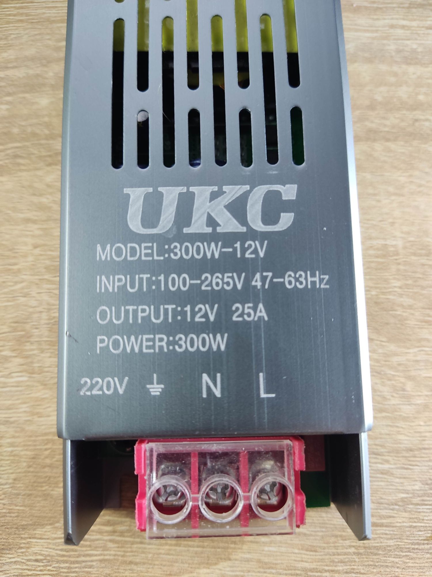 Блок питания импульсного типа METAL 12V 25A для светодиодных лент 9520