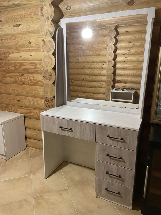 Стіл з дзеркалом