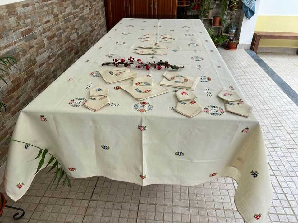 Toalha de mesa em linho, bordada e trabalhada em Crivo