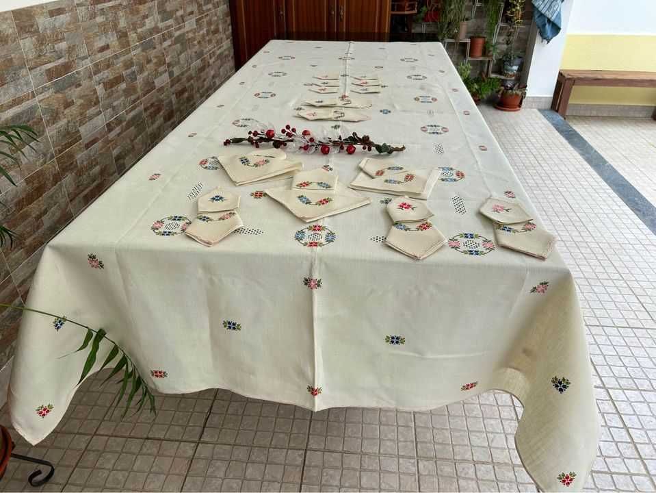 Toalha de mesa em linho caseiro, bordada e trabalhada em Crivo