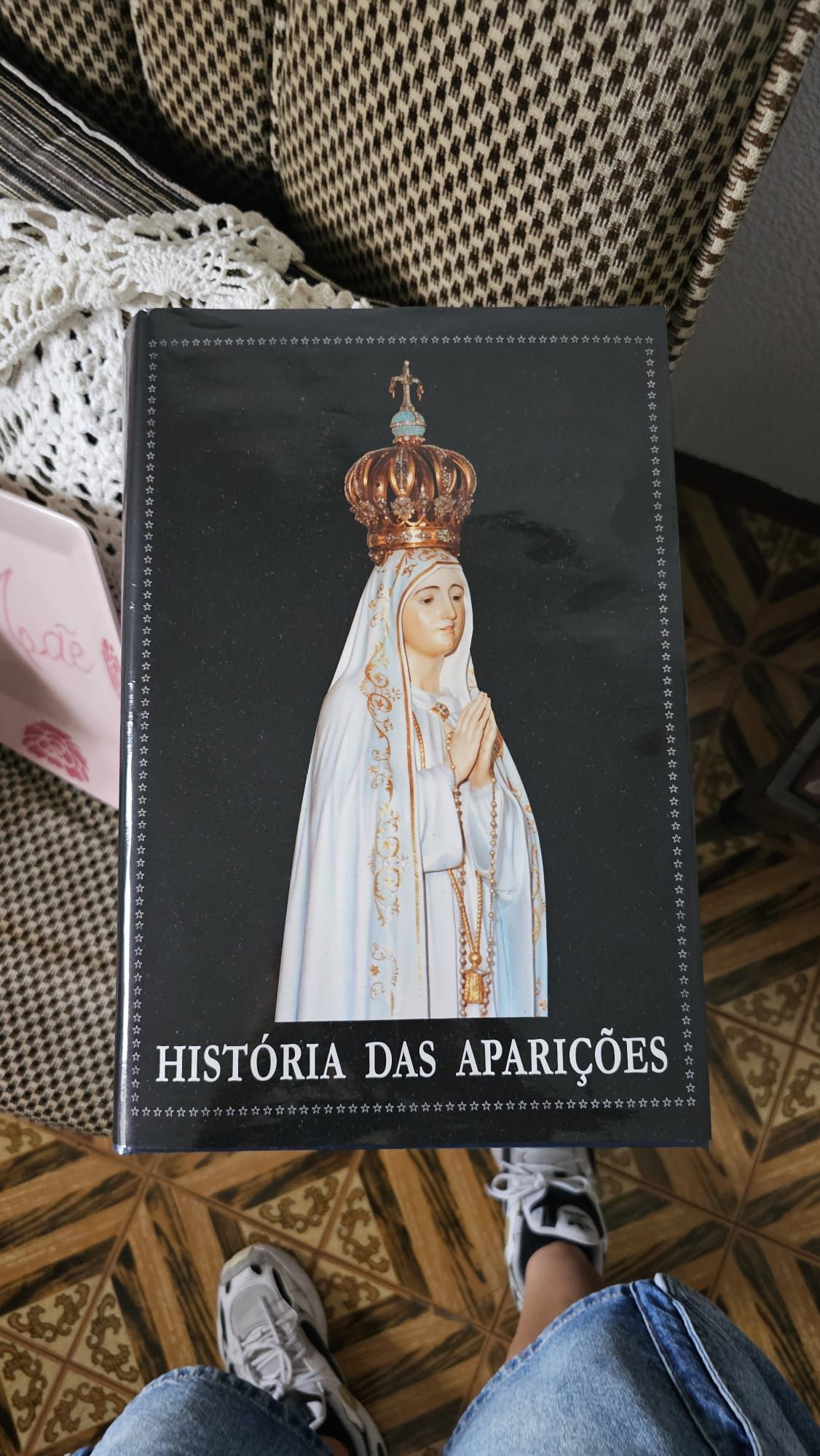 Livro com história das aparições