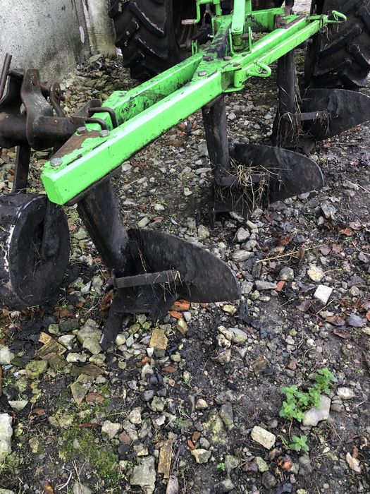 Плуг  трох корпусни на високих стойках бомет хорошому стані.