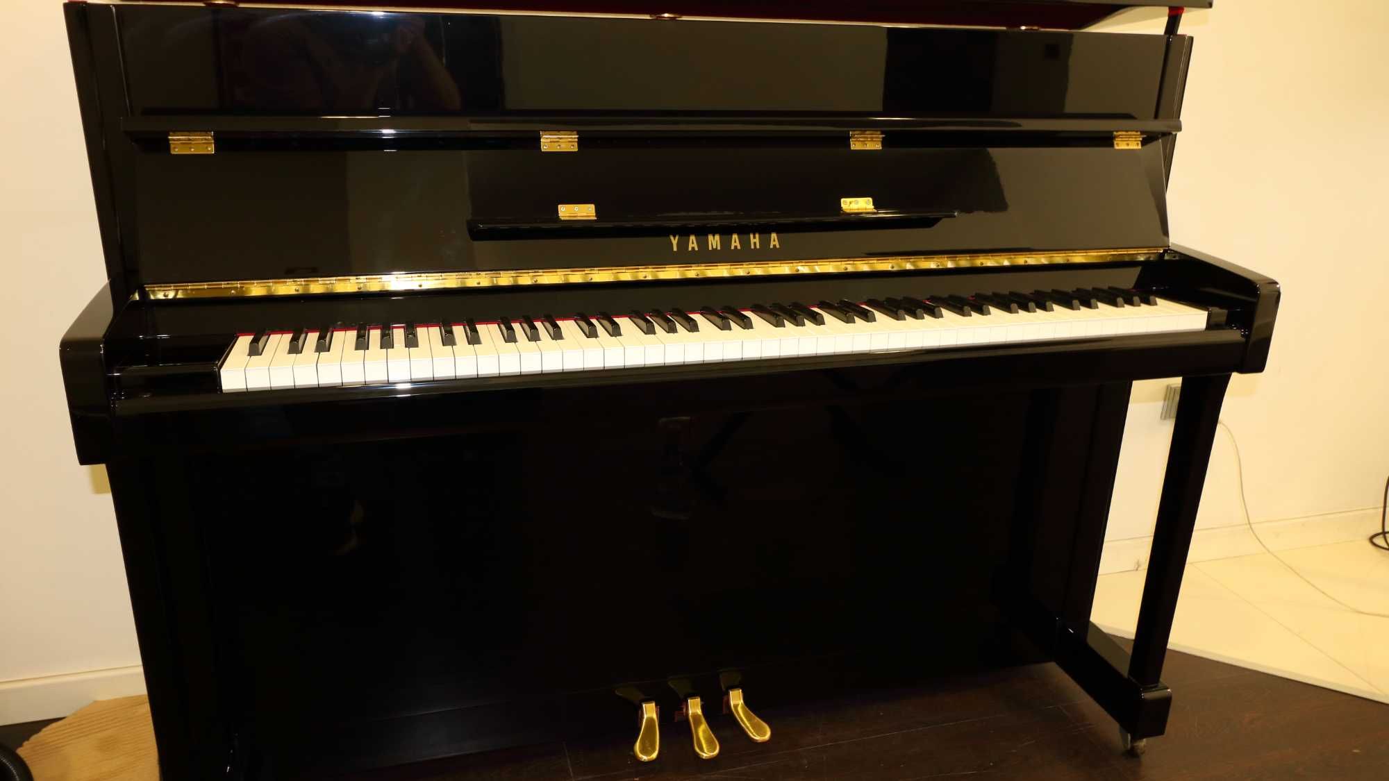 Piano Vertical Yamaha B2e PE – Como Novo, Afinado, com Banco