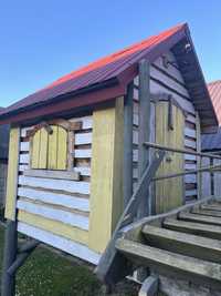 Drewniany plac zabaw domek
