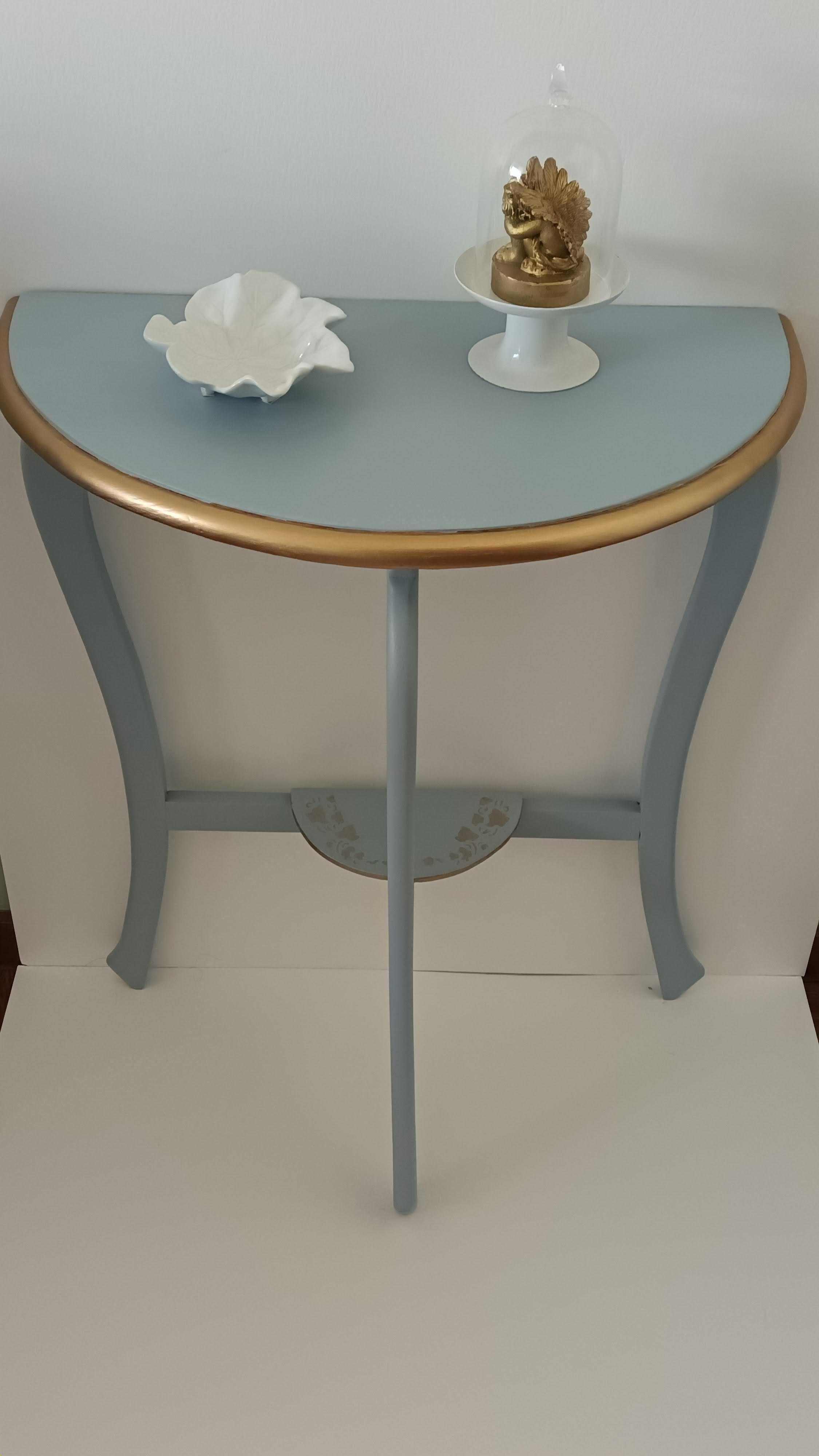 Pequena mesa/consola recuperada. Ideal para loja/montra