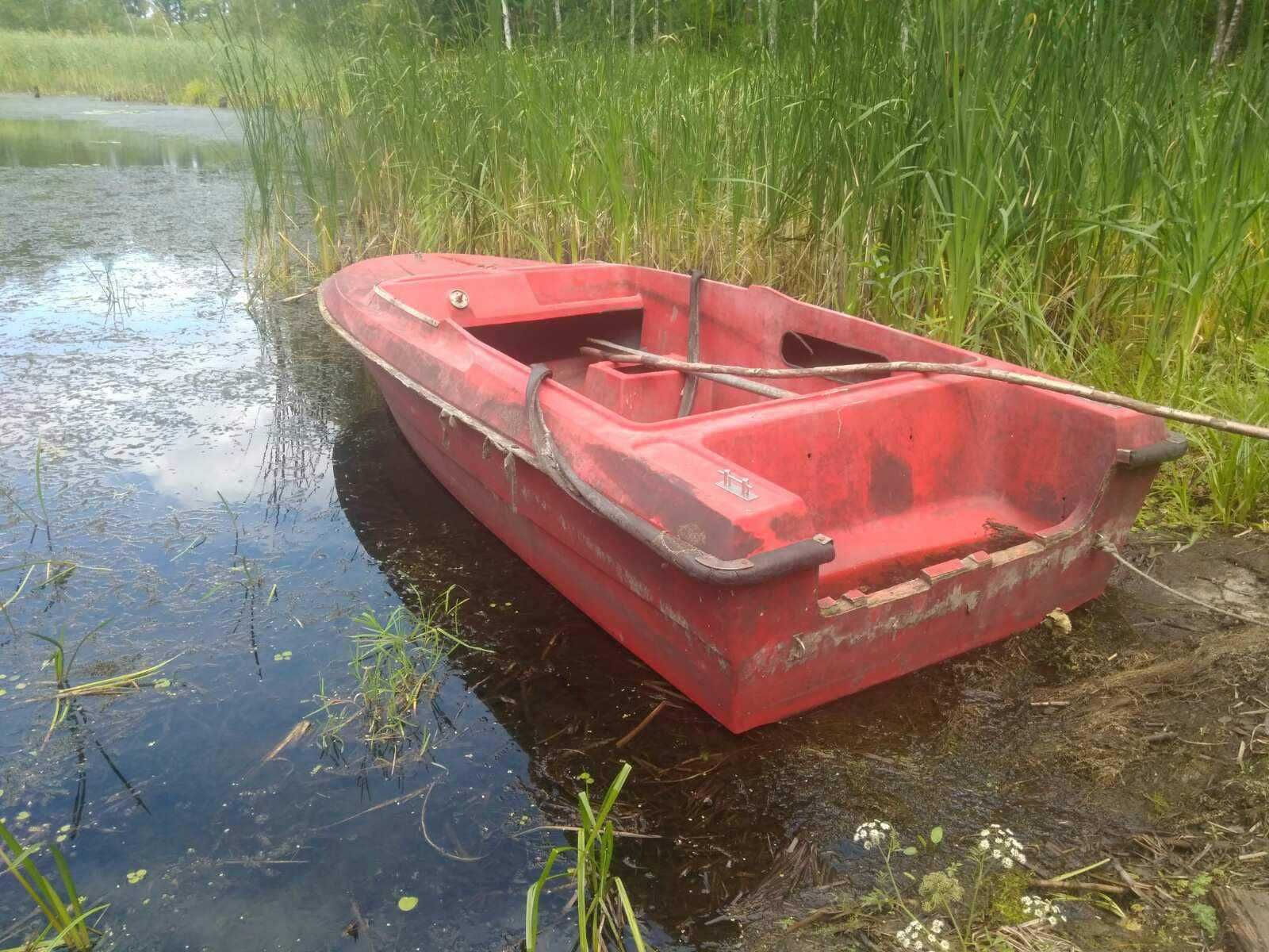 Продам пластиковую лодку