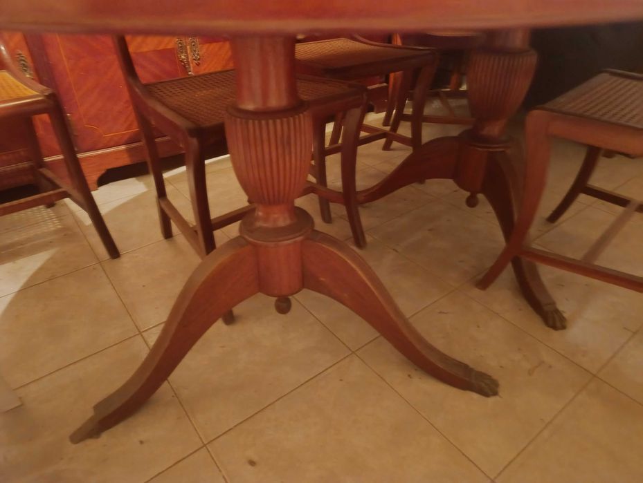 Moveis e TVs antigas vários.