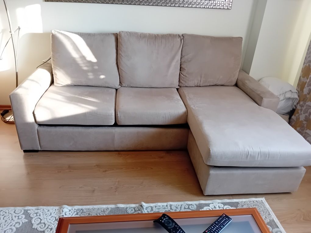 Sofá chaise longue.