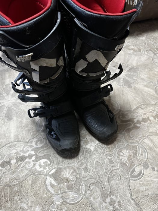 СРОЧНО ПРОДАМ мотоботи LEATT4.5 оригінал 43 розмір