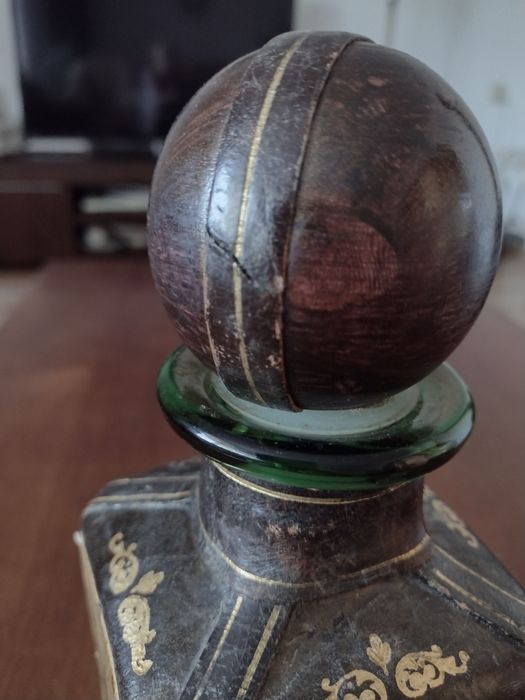 Stara włoska karafka okuta skorą