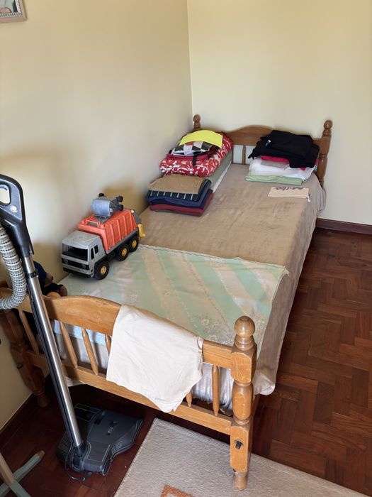Vendo cama de solteiro em madeira de pinho,armario,secretaria,comoda