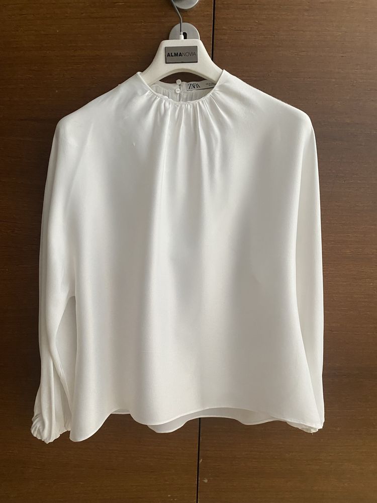 Blusa acetinada, com manga abalonada com elásticos no punho. Zara. Tamanho XS