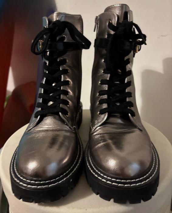 Botas cinzentas prateadas