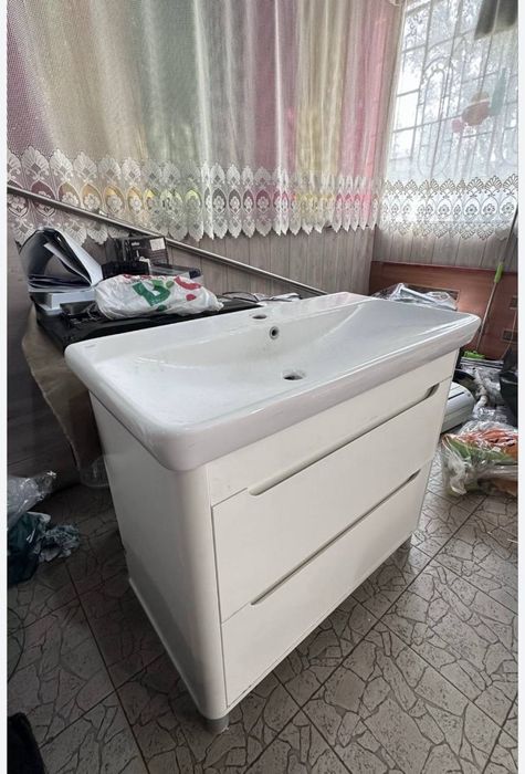 Умывальник с тумбой + кран