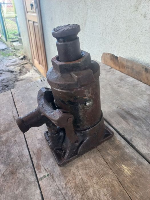 Продам домкрат 12т