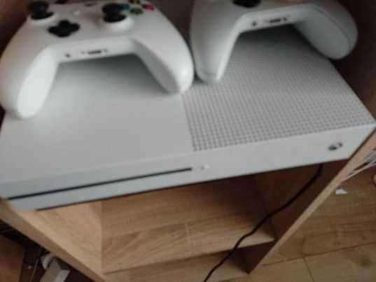 sprzedam konsole xbox ona, bardzo dobry stan