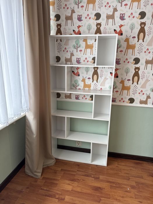 Biały regał na książki czy zabawki