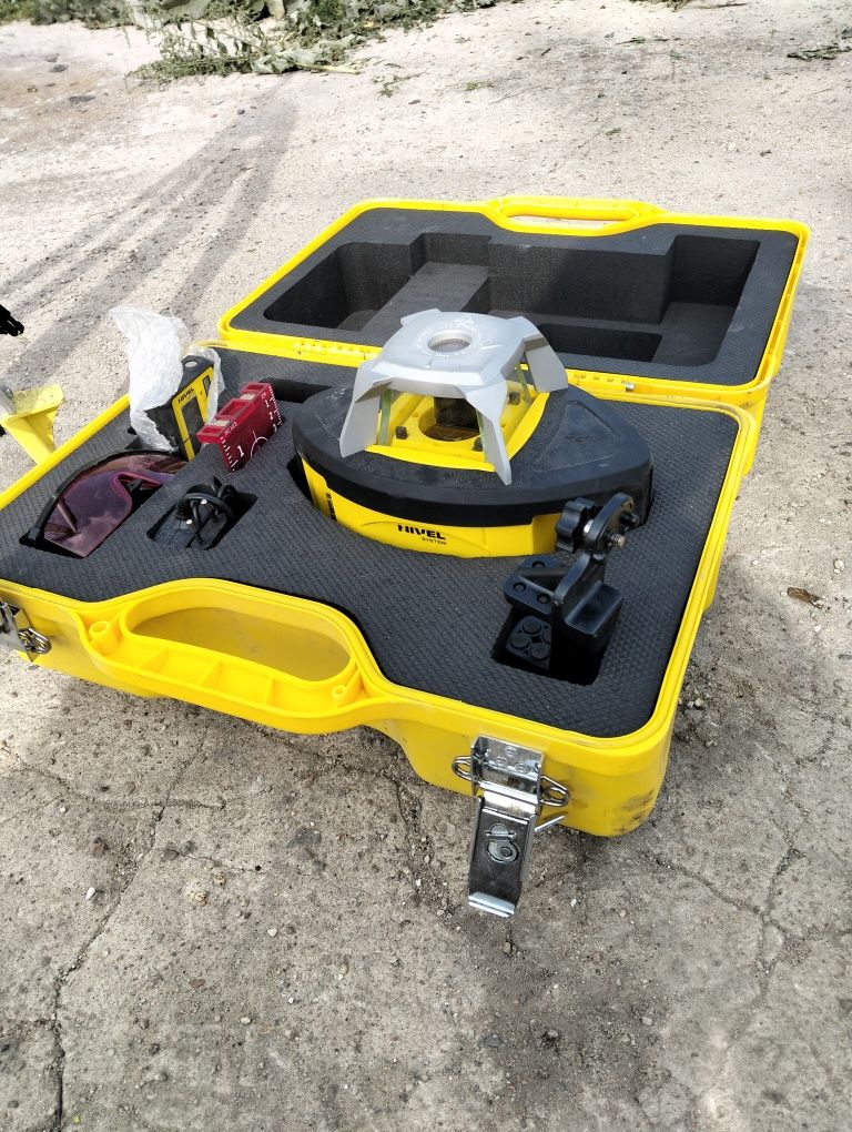 Niwelator laserowy NIVEL SYSTEM NL500 DIGITAL + łata LS-24 + statyw SJ