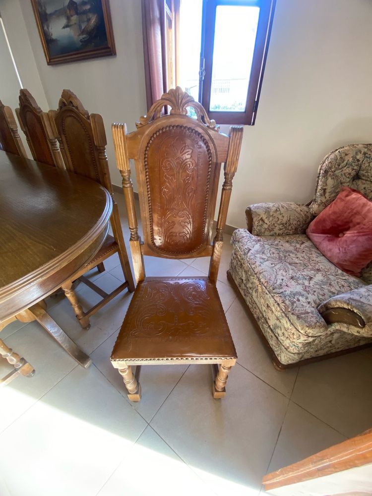 Mesa de jantar + 8 cadeiras + móvel de sala