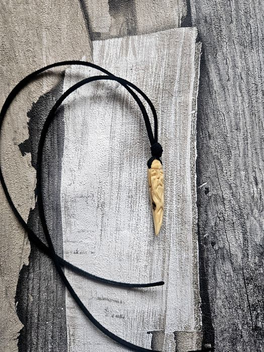 Wisior słowiański kieł wilk Perun runa teiwaz drewniany eko skóra nowy