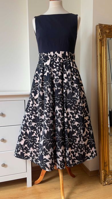 Sukienka z szyfonową halką i dekoltem w stylu Jackie Kennedy!