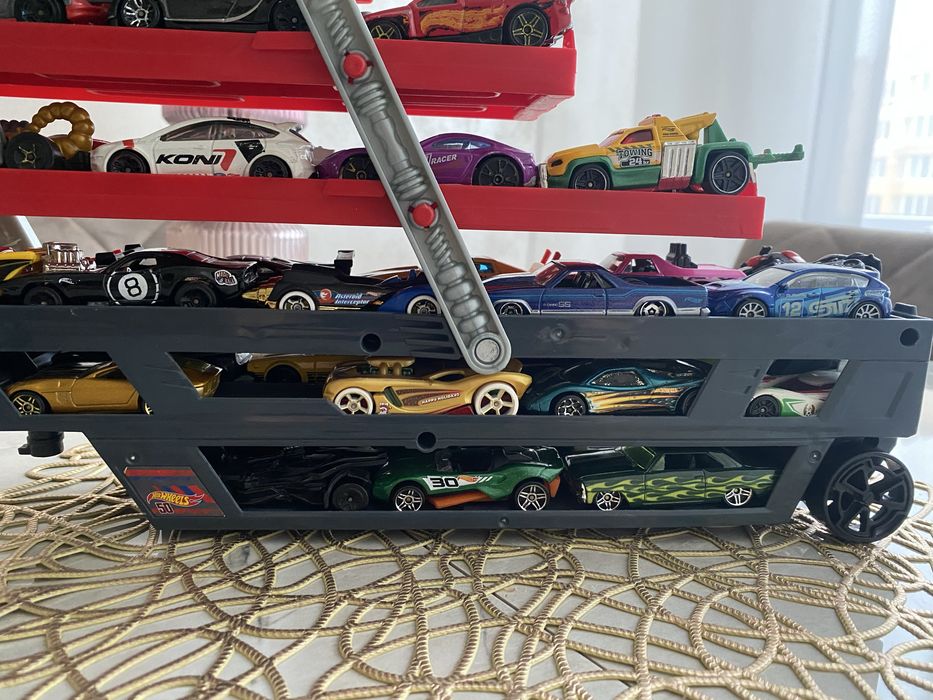 машинки Hotwheels 50+ і вантажівка-гараж