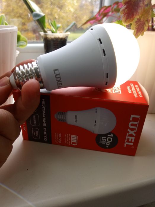 Лампочка с аккумулятором, лампа фонарь, лампа - ліхтар.