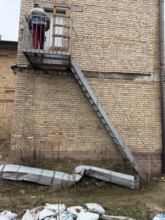 Металеві сходи, драбина з балконом, лестница металическая