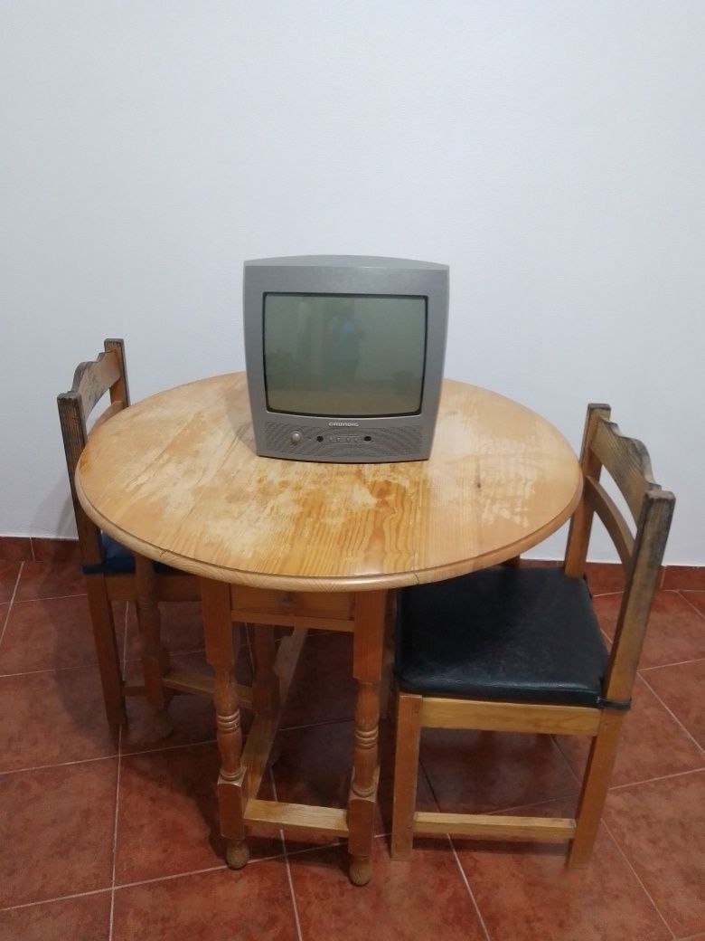 Mesa cozinha e duas cadeiras