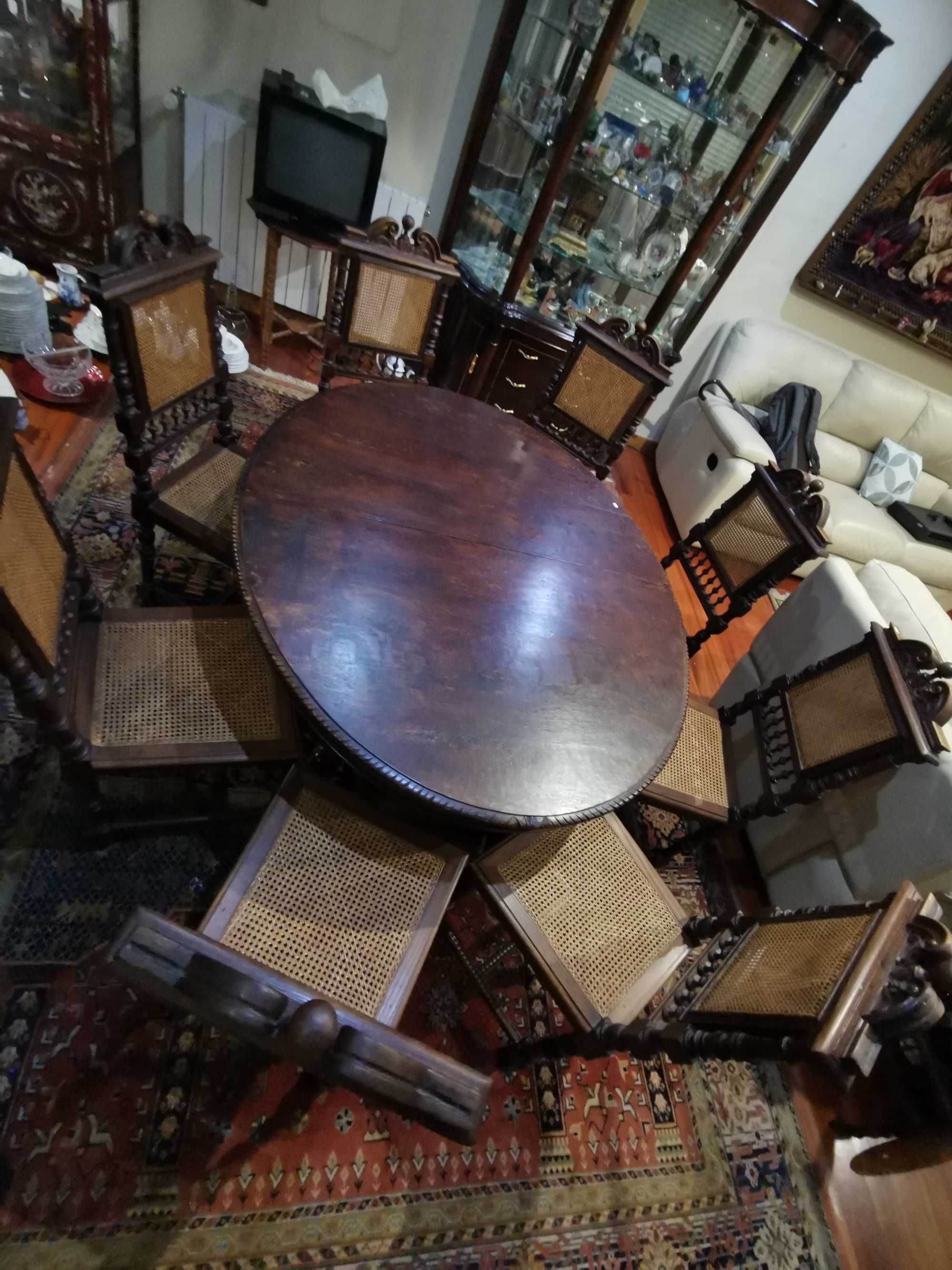 Mesa de sala de jantar e cadeiras em madeira de carvalho