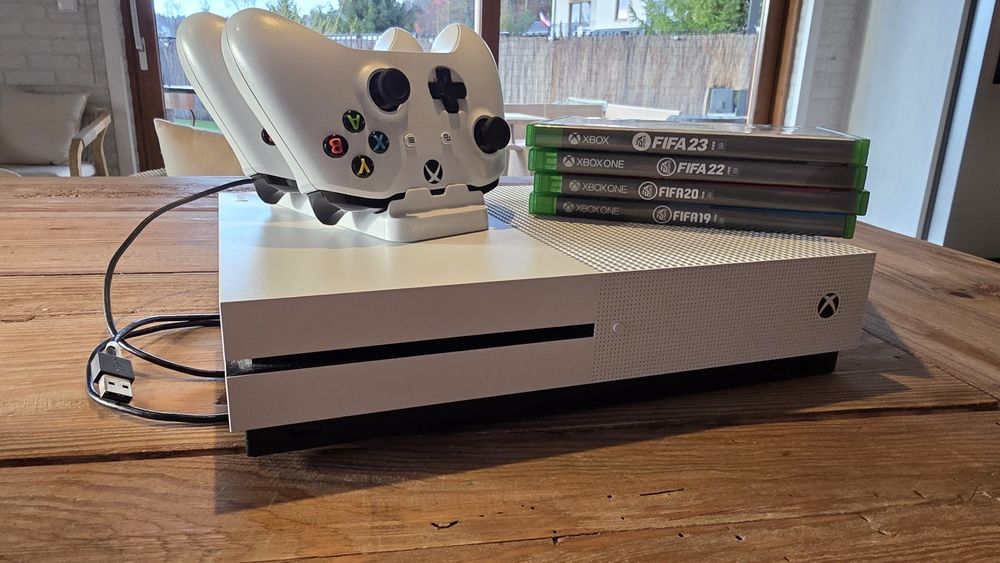 Konsola XBOX ONE S (2 pady, gry, akumulatory)