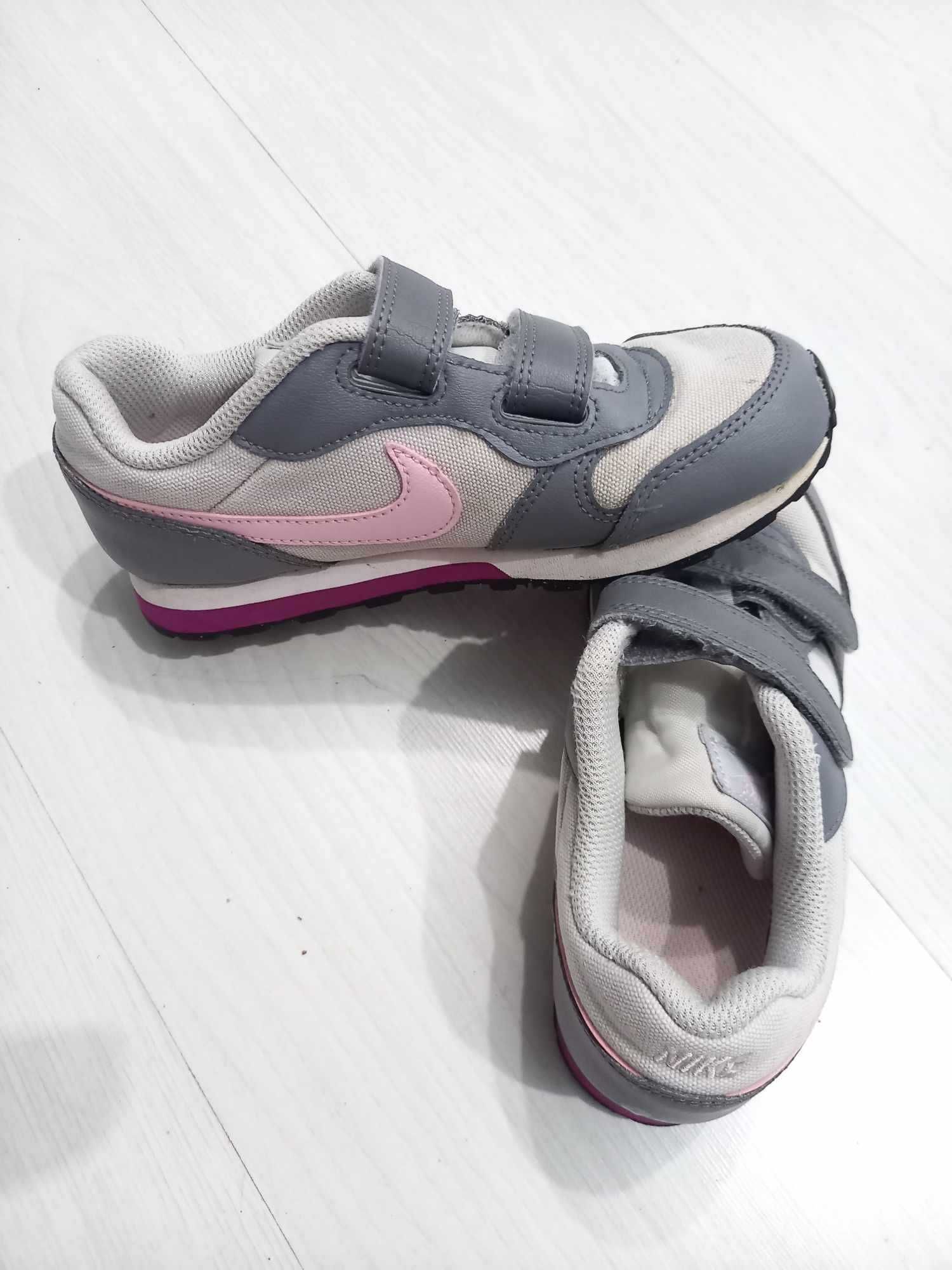 buty dziecięce dla dziewczynki Nike. Rozmiar 31, długość wkładki 19 cm