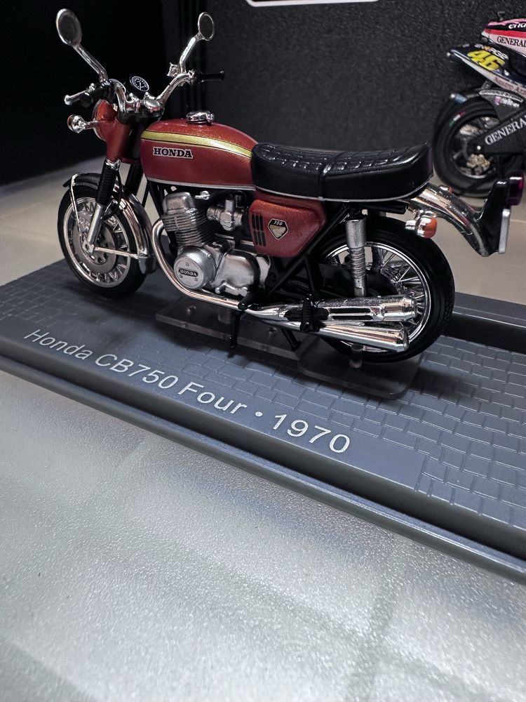 Miniatura Honda CB750 Four de 1970 Escala 1/24 made by IXO