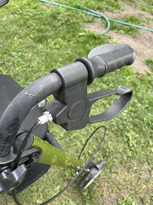 Balkonik z kolkami i siedziskiem dla seniorao