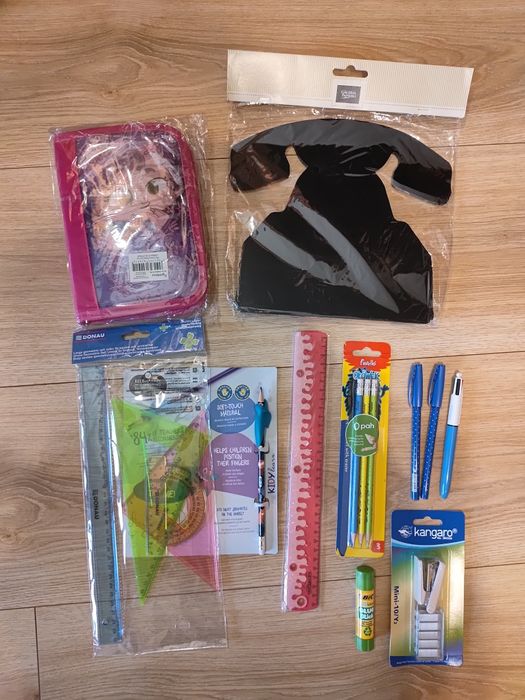 Zestaw zszywacz dlugopisy linijki olowki Tablica piornik