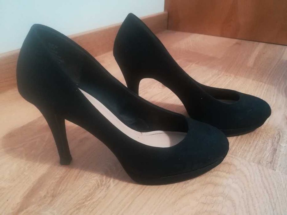 Sapatos pretos de salto alto