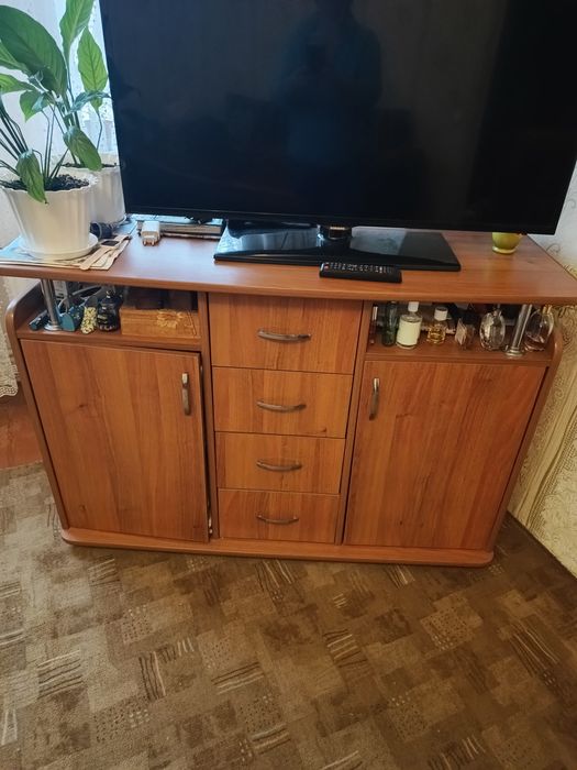 Комод  місткий, шухляди, полички.