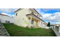 Moradia T4 isolada, perto de Bombarral, com garagem e logradouro